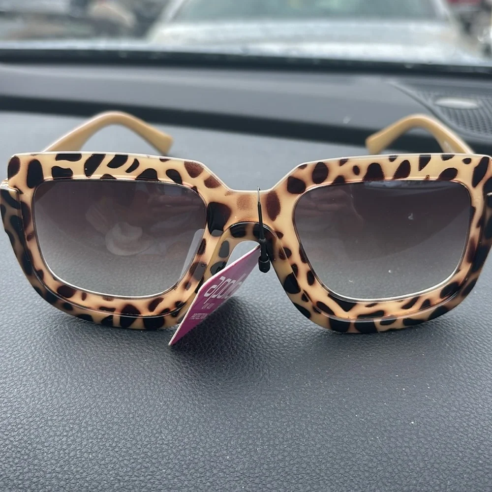 Super cute sunglasses 🕶️ - Picture 2 of 4